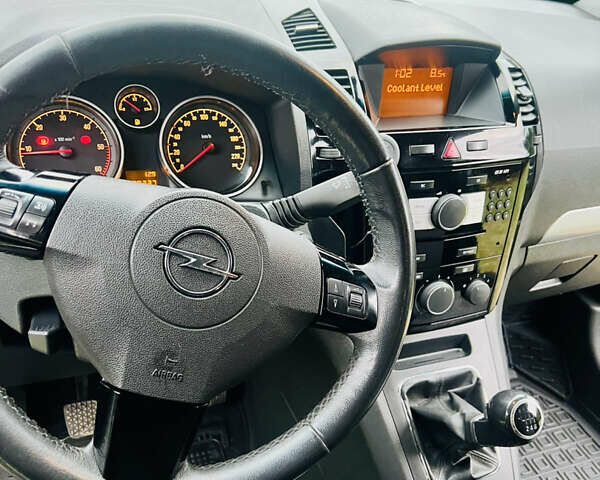 Серый Опель Зафира, объемом двигателя 1.7 л и пробегом 202 тыс. км за 6200 $, фото 11 на Automoto.ua