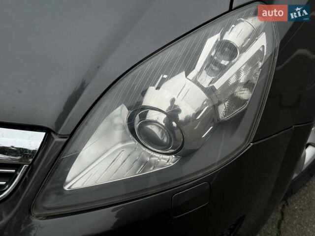 Серый Опель Зафира, объемом двигателя 1.8 л и пробегом 198 тыс. км за 7999 $, фото 2 на Automoto.ua