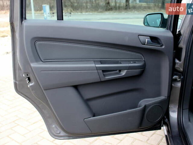 Серый Опель Зафира, объемом двигателя 1.8 л и пробегом 220 тыс. км за 7499 $, фото 50 на Automoto.ua