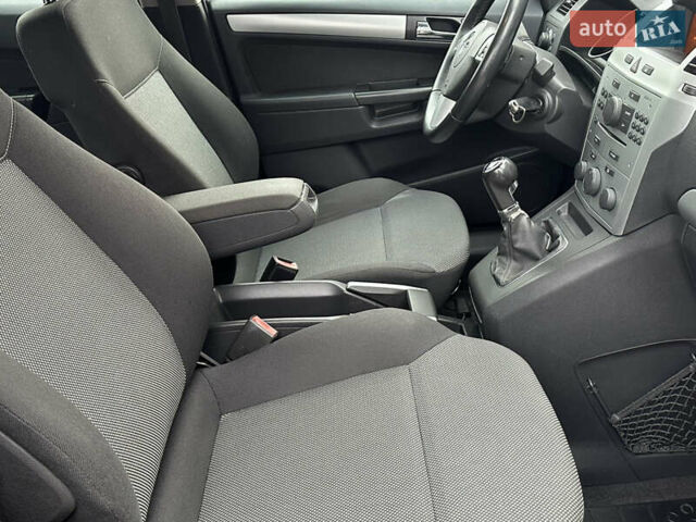 Серый Опель Зафира, объемом двигателя 1.6 л и пробегом 231 тыс. км за 5900 $, фото 19 на Automoto.ua