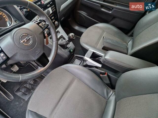 Серый Опель Зафира, объемом двигателя 1.8 л и пробегом 154 тыс. км за 7700 $, фото 25 на Automoto.ua