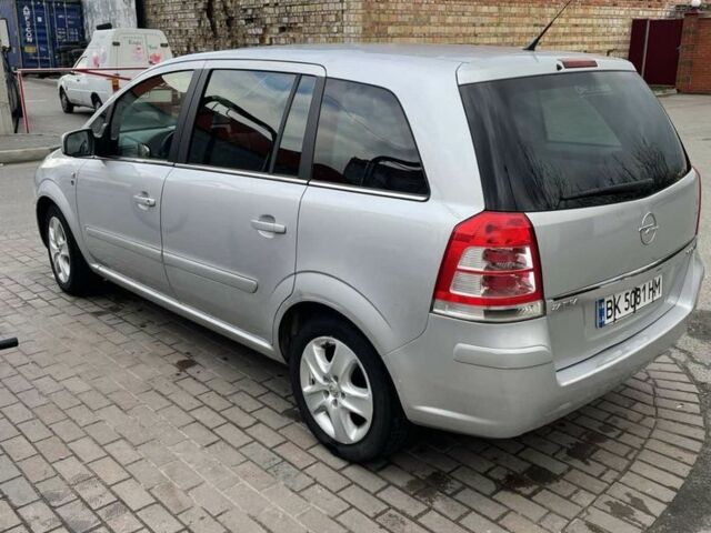 Серый Опель Зафира, объемом двигателя 1.7 л и пробегом 187 тыс. км за 4800 $, фото 4 на Automoto.ua