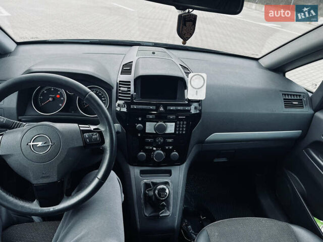 Серый Опель Зафира, объемом двигателя 1.7 л и пробегом 325 тыс. км за 7500 $, фото 13 на Automoto.ua