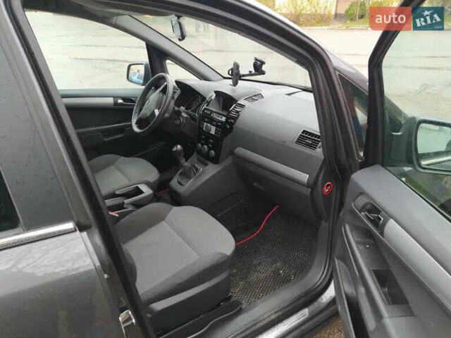 Серый Опель Зафира, объемом двигателя 1.6 л и пробегом 182 тыс. км за 8150 $, фото 3 на Automoto.ua