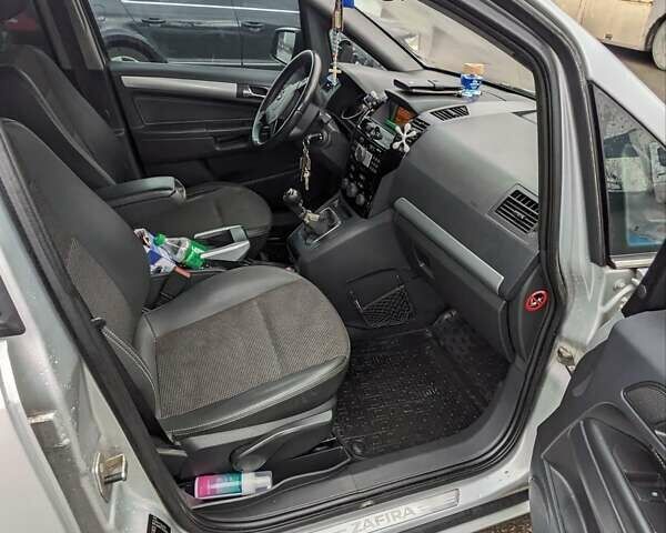 Серый Опель Зафира, объемом двигателя 1.7 л и пробегом 290 тыс. км за 6800 $, фото 5 на Automoto.ua