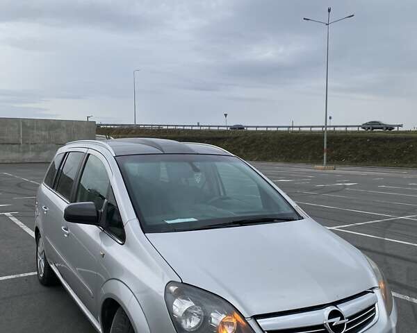 Серый Опель Зафира, объемом двигателя 1.7 л и пробегом 267 тыс. км за 6599 $, фото 2 на Automoto.ua