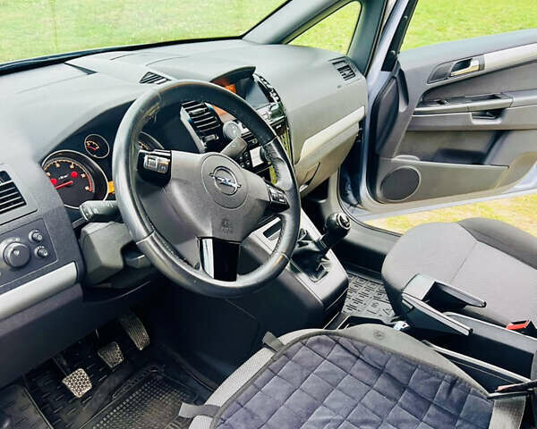 Серый Опель Зафира, объемом двигателя 1.7 л и пробегом 202 тыс. км за 6200 $, фото 10 на Automoto.ua