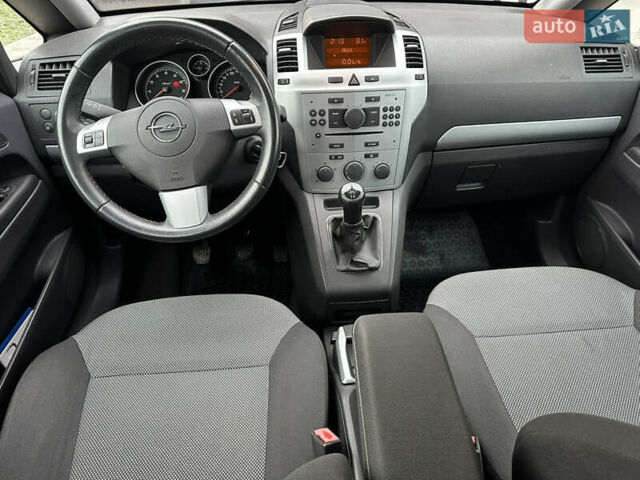 Серый Опель Зафира, объемом двигателя 1.6 л и пробегом 231 тыс. км за 5900 $, фото 4 на Automoto.ua