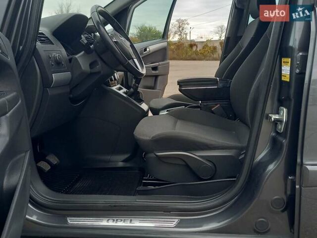Сірий Опель Зафіра, об'ємом двигуна 1.6 л та пробігом 223 тис. км за 6900 $, фото 23 на Automoto.ua