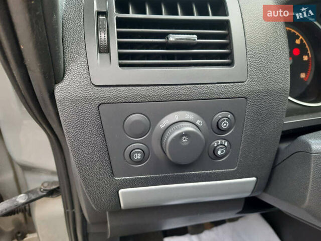 Серый Опель Зафира, объемом двигателя 1.7 л и пробегом 180 тыс. км за 8300 $, фото 10 на Automoto.ua