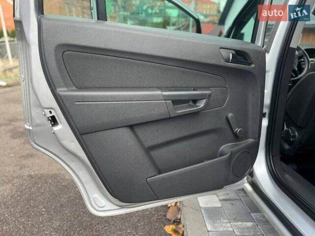 Серый Опель Зафира, объемом двигателя 1.6 л и пробегом 167 тыс. км за 7499 $, фото 57 на Automoto.ua