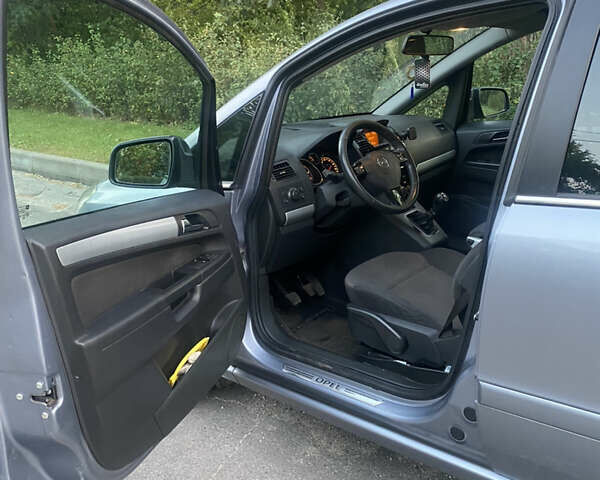 Серый Опель Зафира, объемом двигателя 1.7 л и пробегом 180 тыс. км за 6700 $, фото 13 на Automoto.ua