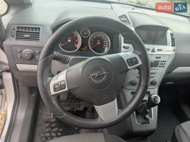Серый Опель Зафира, объемом двигателя 1.69 л и пробегом 277 тыс. км за 6800 $, фото 2 на Automoto.ua