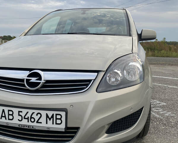 Серый Опель Зафира, объемом двигателя 1.6 л и пробегом 207 тыс. км за 6999 $, фото 1 на Automoto.ua