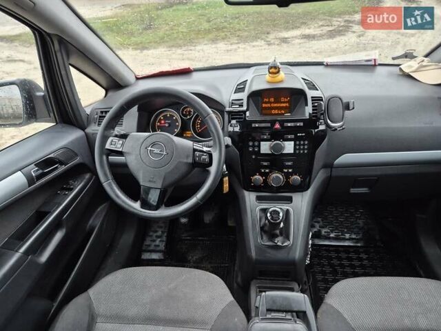 Серый Опель Зафира, объемом двигателя 1.69 л и пробегом 311 тыс. км за 6400 $, фото 5 на Automoto.ua