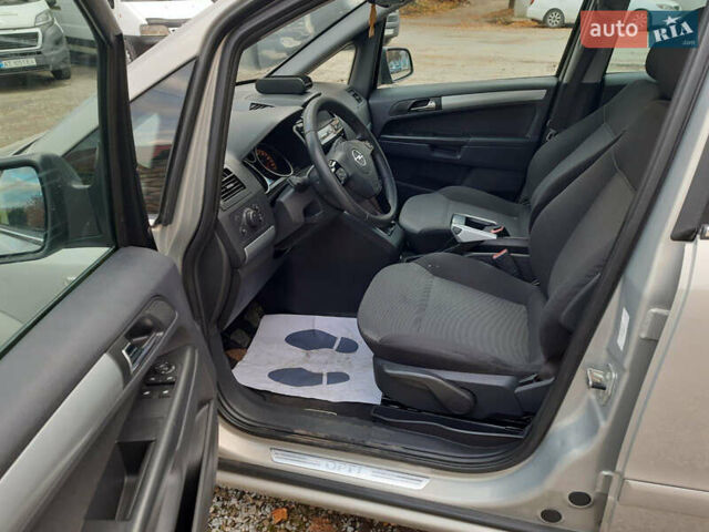 Серый Опель Зафира, объемом двигателя 1.7 л и пробегом 180 тыс. км за 8300 $, фото 13 на Automoto.ua