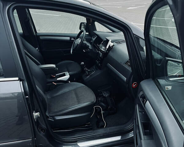 Серый Опель Зафира, объемом двигателя 1.7 л и пробегом 325 тыс. км за 7500 $, фото 15 на Automoto.ua