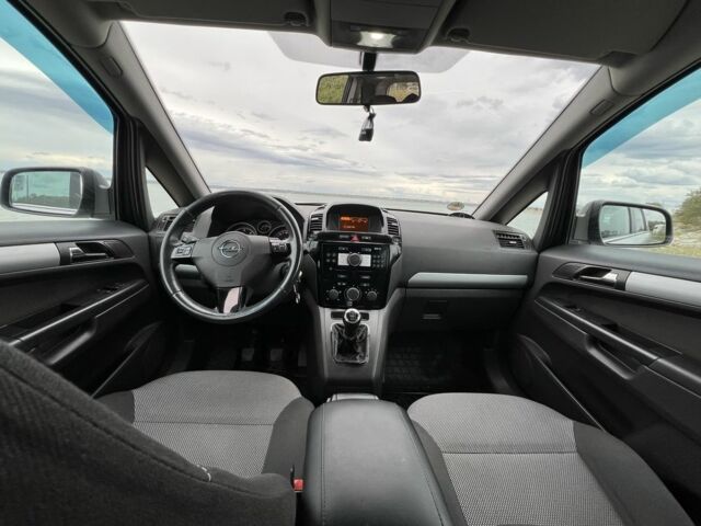 Серый Опель Зафира, объемом двигателя 1.7 л и пробегом 266 тыс. км за 6600 $, фото 7 на Automoto.ua