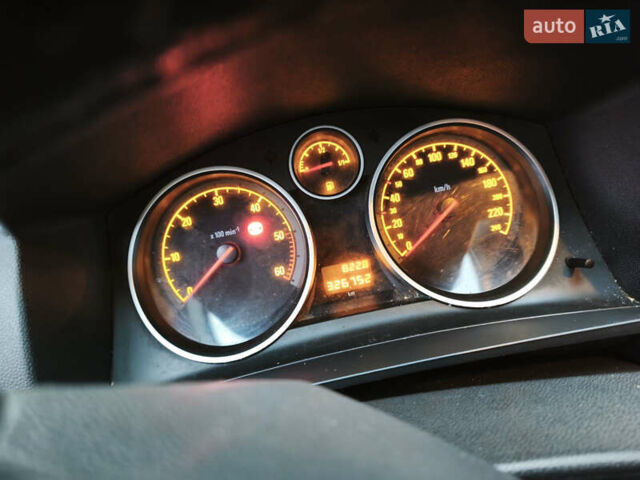 Сірий Опель Зафіра, об'ємом двигуна 1.69 л та пробігом 326 тис. км за 5800 $, фото 28 на Automoto.ua
