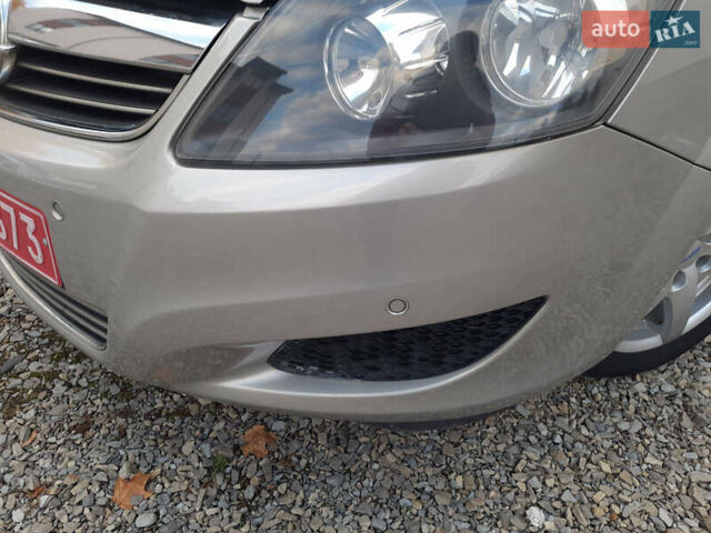 Серый Опель Зафира, объемом двигателя 1.7 л и пробегом 180 тыс. км за 8300 $, фото 5 на Automoto.ua