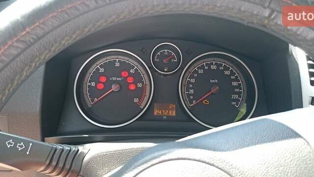 Серый Опель Зафира, объемом двигателя 1.69 л и пробегом 260 тыс. км за 7200 $, фото 5 на Automoto.ua