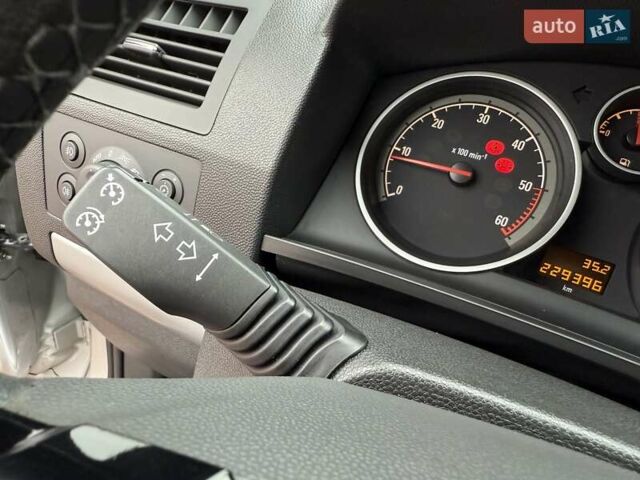 Серый Опель Зафира, объемом двигателя 1.7 л и пробегом 229 тыс. км за 8399 $, фото 88 на Automoto.ua