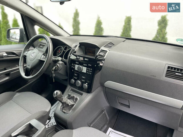 Серый Опель Зафира, объемом двигателя 1.7 л и пробегом 203 тыс. км за 7999 $, фото 36 на Automoto.ua