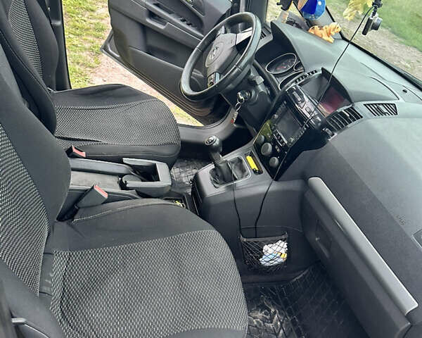 Серый Опель Зафира, объемом двигателя 1.7 л и пробегом 266 тыс. км за 7500 $, фото 3 на Automoto.ua