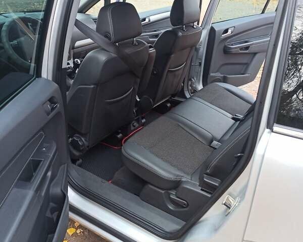 Серый Опель Зафира, объемом двигателя 1.69 л и пробегом 229 тыс. км за 7500 $, фото 16 на Automoto.ua