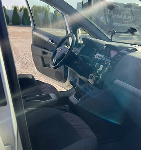 Серый Опель Зафира, объемом двигателя 1.7 л и пробегом 220 тыс. км за 6000 $, фото 20 на Automoto.ua