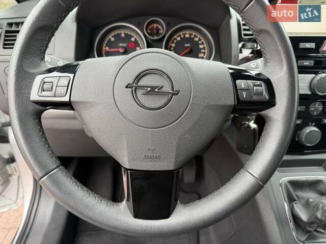 Серый Опель Зафира, объемом двигателя 1.7 л и пробегом 229 тыс. км за 8399 $, фото 90 на Automoto.ua