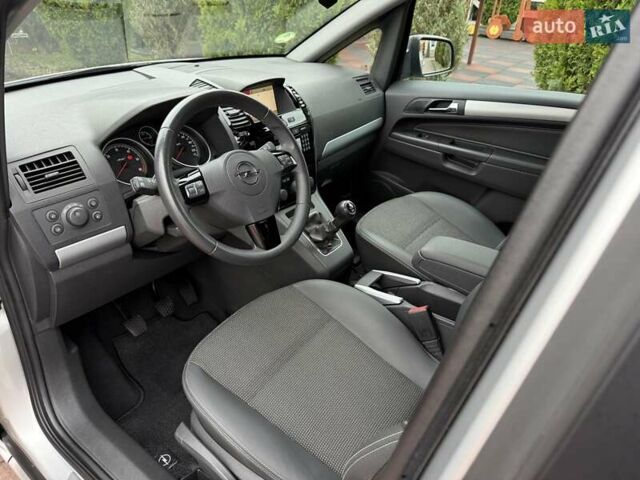 Серый Опель Зафира, объемом двигателя 1.7 л и пробегом 229 тыс. км за 8399 $, фото 77 на Automoto.ua