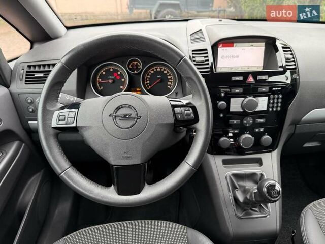 Серый Опель Зафира, объемом двигателя 1.7 л и пробегом 229 тыс. км за 8399 $, фото 112 на Automoto.ua
