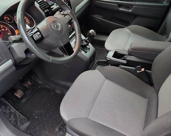 Серый Опель Зафира, объемом двигателя 1.7 л и пробегом 248 тыс. км за 7600 $, фото 25 на Automoto.ua