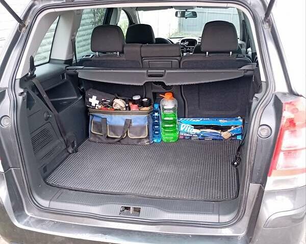 Серый Опель Зафира, объемом двигателя 1.69 л и пробегом 199 тыс. км за 8200 $, фото 6 на Automoto.ua