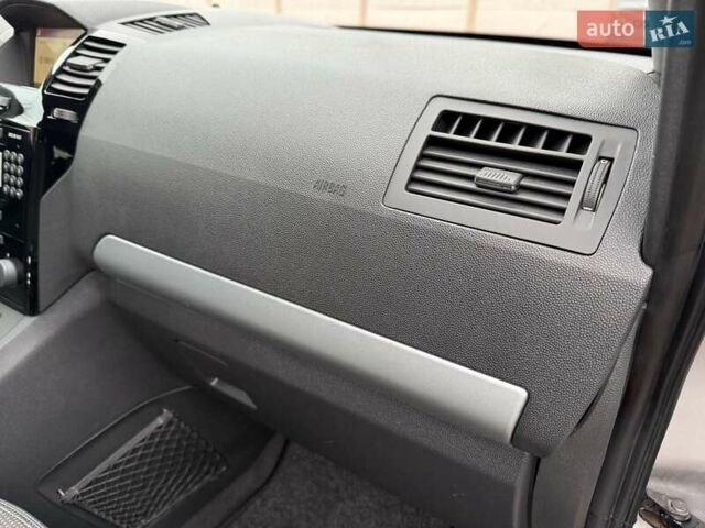 Серый Опель Зафира, объемом двигателя 1.7 л и пробегом 229 тыс. км за 8399 $, фото 129 на Automoto.ua