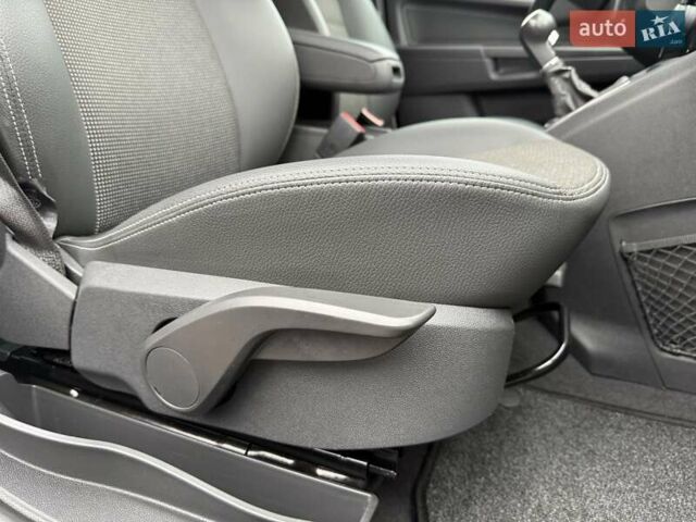 Серый Опель Зафира, объемом двигателя 1.7 л и пробегом 229 тыс. км за 8399 $, фото 127 на Automoto.ua