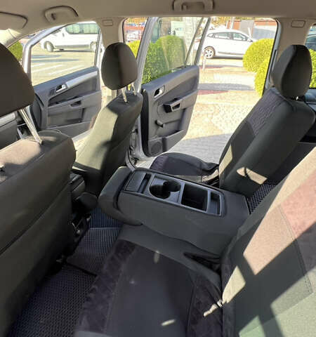 Серый Опель Зафира, объемом двигателя 1.7 л и пробегом 220 тыс. км за 6000 $, фото 16 на Automoto.ua