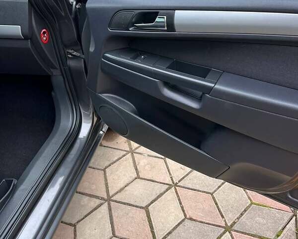 Серый Опель Зафира, объемом двигателя 1.7 л и пробегом 212 тыс. км за 6400 $, фото 16 на Automoto.ua