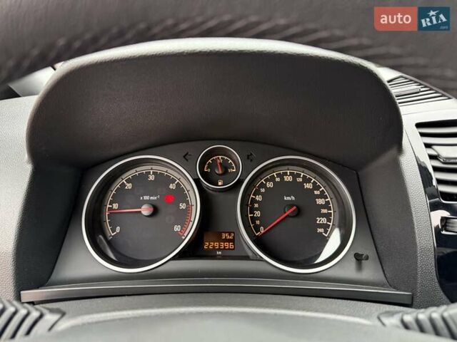 Серый Опель Зафира, объемом двигателя 1.7 л и пробегом 229 тыс. км за 8399 $, фото 87 на Automoto.ua