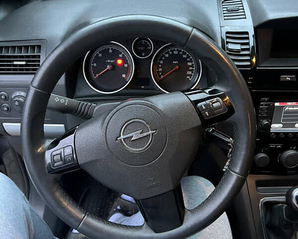 Серый Опель Зафира, объемом двигателя 1.7 л и пробегом 200 тыс. км за 7650 $, фото 15 на Automoto.ua