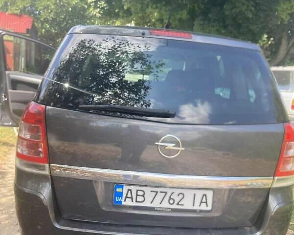 Серый Опель Зафира, объемом двигателя 1.69 л и пробегом 250 тыс. км за 7300 $, фото 1 на Automoto.ua