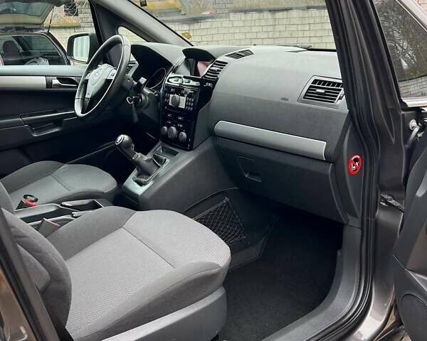 Серый Опель Зафира, объемом двигателя 1.7 л и пробегом 212 тыс. км за 6400 $, фото 14 на Automoto.ua