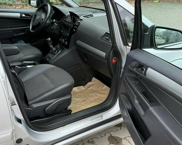 Серый Опель Зафира, объемом двигателя 1.8 л и пробегом 239 тыс. км за 7850 $, фото 49 на Automoto.ua