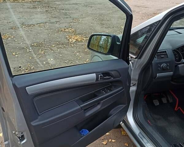 Серый Опель Зафира, объемом двигателя 1.69 л и пробегом 229 тыс. км за 7500 $, фото 2 на Automoto.ua