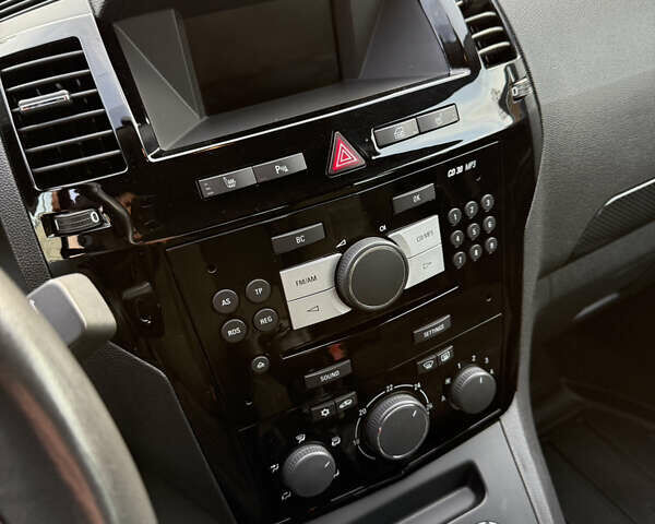 Серый Опель Зафира, объемом двигателя 1.8 л и пробегом 190 тыс. км за 7799 $, фото 12 на Automoto.ua