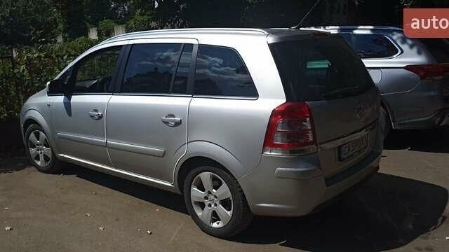 Серый Опель Зафира, объемом двигателя 1.69 л и пробегом 260 тыс. км за 7200 $, фото 2 на Automoto.ua