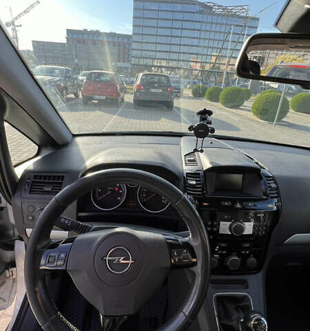 Серый Опель Зафира, объемом двигателя 1.7 л и пробегом 220 тыс. км за 6000 $, фото 1 на Automoto.ua