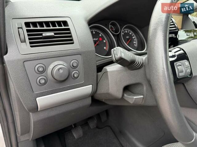 Серый Опель Зафира, объемом двигателя 1.7 л и пробегом 229 тыс. км за 8399 $, фото 85 на Automoto.ua