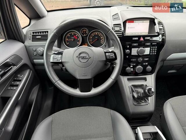 Серый Опель Зафира, объемом двигателя 1.7 л и пробегом 229 тыс. км за 8399 $, фото 111 на Automoto.ua